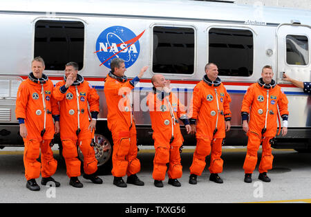 La navette spatiale Atlantis STS-132 crew vague qu'ils quittent l'O&C Building à l'aire de lancement au Centre spatial Kennedy, Floride le 14 mai 2010. Atlantis et son équipage voler sa dernière mission à la Station spatiale internationale et assurera la prestation du module russe Mini-Research au cours d'une mission de 12 jours. R-L : Commandant Ken Ham, pilote Tony Antonelli, spécialistes Garrett Reisman, Steve Bowen, Michael bon et Piers Sellers. UPI/Pat Benic Banque D'Images