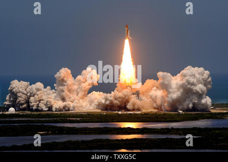 La navette spatiale Atlantis décollera de lancement 39A avec un équipage de six membres au Centre spatial Kennedy en Floride le 14 mai 2010. STS-132 Atlantis et son équipage voler sa dernière mission à la Station spatiale internationale et assurera la prestation du module russe Mini-Research au cours d'une mission de 12 jours. UPI/Pat Benic Banque D'Images