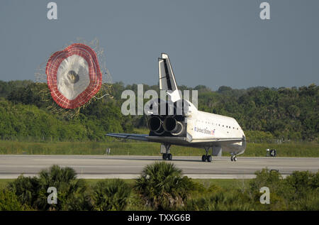 La navette spatiale américaine Atlantis atterrit à 8:48 AM sur la piste 33 au Centre spatial Kennedy, Floride le 26 mai 2010. Atlantis et son équipage a terminé avec succès une mission de douze jours, STS 132, qui est sa dernière mission à la Station spatiale internationale, en fournissant un module russe et des fournitures à l'avant-poste. UPI/Marino-Bill Joe Cantrell Banque D'Images