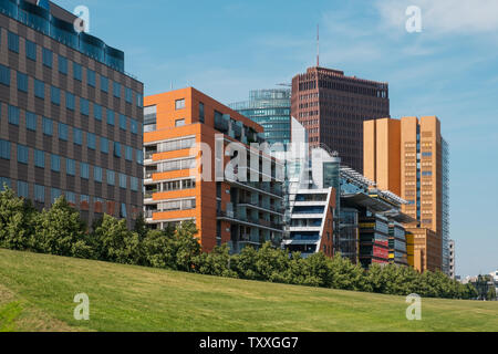 Les bâtiments modernes et sur les toits de la ville derrière green park - Potsdamer Platz, Berlin - Banque D'Images