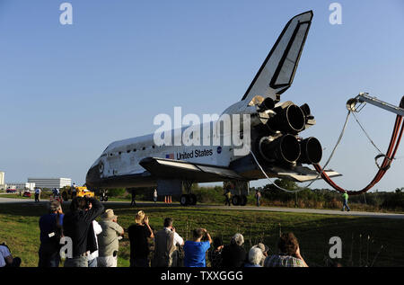 La navette spatiale de la NASA découverte revient à l'orbiter processing facility se terminant sa 39e et dernière mission STS 133, au Centre spatial Kennedy sur Mars 9,2011. Discovery a terminé sa 39e et dernière mission à la Station spatiale internationale. UPI/Marino-Bill Joe Cantrell Banque D'Images