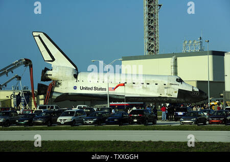 La navette spatiale de la NASA découverte revient à l'orbiter processing facility se terminant sa 39e et dernière mission STS 133, au Centre spatial Kennedy sur Mars 9,2011. Discovery a terminé sa 39e et dernière mission à la Station spatiale internationale. UPI/Marino-Bill Joe Cantrell Banque D'Images