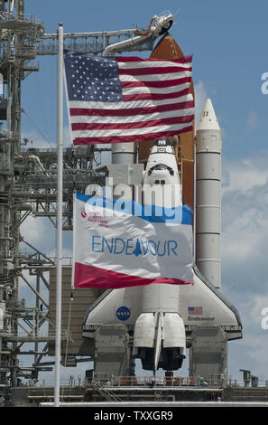 La navette spatiale Endeavour est assis en équilibre sur un fil RSS 39complexe lors d'annulation pour les derniers préparatifs de la mission STS 134 au Centre spatial Kennedy en Floride le15,2011. Avec un équipage de six commandé par Mark Kelly, l'orbiteur va livrer la logistique Express 3 [ELC-3] et Le Spectromètre magnétique Alpha [AMS] avec d'autres pièces de rechange pour la Station spatiale internationale au cours de ce "programme" final de la mission. Marino-Bill CantrellNASA UPI/ Joe'S la navette spatiale Endeavour est assis en équilibre sur un fil RSS 39complexe lors d'annulation pour les derniers préparatifs de la mission STS 134 au Kennedy Space Banque D'Images