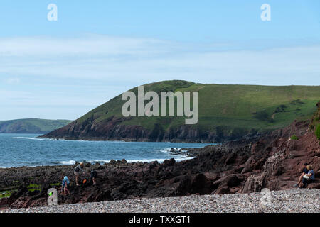 Château de Manorbier et Monarbier avec Bay Coast Path, Pembrokeshire, Pays de Galles Banque D'Images