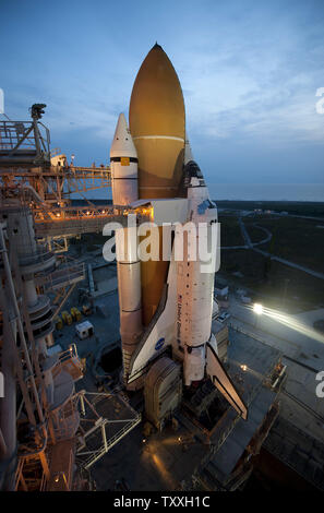 La navette spatiale Atlantis arrive au complexe de lancement 39A au Centre spatial Kennedy, Floride le 1 juin 2011. Lancement d'Atlantis est prévu pour un équipage de quatre personnes sur la dernière mission de la navette spatiale, STS 135, le 8 juillet. Atlantis' mission historique est le dernier des 135 missions navette d'une trentaine d'années. Atlantis et son équipage vont fournir le matériel et les fournitures nécessaires pour appuyer l'avant-poste en orbite au cours de l'après ère navette. UPI/Marino-Bill Joe Cantrell Banque D'Images