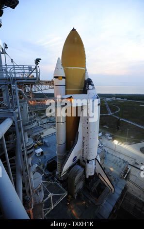 La navette spatiale Atlantis arrive au complexe de lancement 39A au Centre spatial Kennedy, Floride le 1 juin 2011. Lancement d'Atlantis est prévu pour un équipage de quatre personnes sur la dernière mission de la navette spatiale, STS 135, le 8 juillet. Atlantis' mission historique est le dernier des 135 missions navette d'une trentaine d'années. Atlantis et son équipage vont fournir le matériel et les fournitures nécessaires pour appuyer l'avant-poste en orbite au cours de l'après ère navette. UPI/Marino-Bill Joe Cantrell Banque D'Images