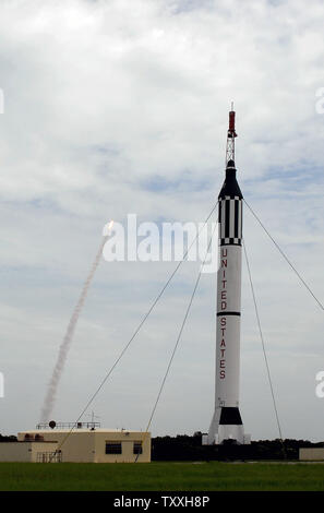 Cinquante ans et quinze milles du pad 5 à la base aérienne de Cap Canaveral, la navette spatiale Atlantis lance à 11:29 AM à partir du Centre spatial Kennedy, Floride le 8 juillet 2011. À la station, le Pad 5 est là où la NASA a lancé Alan Shepard à bord de la fusée Redstone de Mercure (au premier plan) en mai 1961, qui marque les premiers pas de l'humanité à l'espace. .Atlantis' lancement a marqué le 135e et dernière mission de la navette spatiale, un plafonnement de trente ans aventure pour le programme spatial habité américain. Lancement avec un équipage de quatre personnes à la Station spatiale internationale Atlantis fournira assez d'suppl Banque D'Images