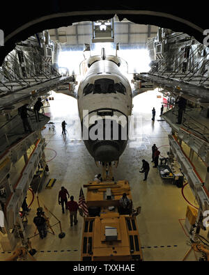 La navette spatiale Atlantis entre dans l'orbiter processing facility
