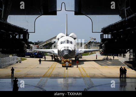 La navette spatiale Atlantis entre dans l'orbiter processing facility