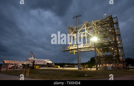 La navette spatiale américaine 'Découverte' arrive à la 'mate, coéquipier de périphérique" au Centre spatial Kennedy, Floride le 14 avril 2012. Discovery s'installe à l'atterrissage de la VAB. L'orbiteur sera jointe à la Boeing 747 Shuttle Carrier Aircraft afin de commencer les préparatifs finaux de s'écarter de sa base de Floride le mardi 17 avril. Une fois en vol, la détection sera transporté à la Smithsonian Museum's Steven F. Udvar-Hazy Center à l'aéroport de Dulles, à Chantilly, en Virginie, près de Washington DC., où il sera exposé en permanence au public. .UPI/Joe Marino-B Banque D'Images