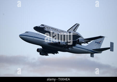 Comme un dernier salut aux hommes et femmes qui ont servi dans la navette de la NASA pour le programme de cours des 30 dernières années, l'orbiteur 'Découverte' et le Boeing 747 Shuttle Carrier Aircraft effectuer un passage à basse altitude au cours de l'Atterrissage au Centre spatial Kennedy, Floride le 17 avril 2012. L'orbiteur et la navette porte-avions a quitté à 7h00 et s'envole vers le nord jusqu'à Washington DC. Après un vol au-delà des monuments de la capitale américaine, la découverte sera effectué à l'aéroport de Dulles, où il sera exposé en permanence au musée Smithsonian's Steven F. Udvar-Hazy Center. .UPI/Joe Marino-B Banque D'Images