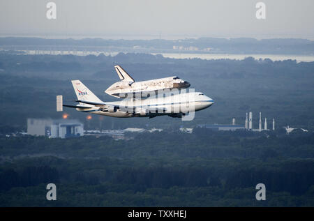 Comme un dernier salut aux hommes et femmes qui ont servi dans la navette de la NASA pour le programme de cours des 30 dernières années, l'orbiteur 'Découverte' et le Boeing 747 Shuttle Carrier Aircraft effectuer un passage à basse altitude au cours de l'Atterrissage au Centre spatial Kennedy, Floride le 17 avril 2012. L'orbiteur et la navette porte-avions a quitté à 7h00 et s'envole vers le nord jusqu'à Washington DC. Après un vol au-delà des monuments de la capitale américaine, la découverte sera effectué à l'aéroport de Dulles, où il sera exposé en permanence au musée Smithsonian's Steven F. Udvar-Hazy Center. .UPI/Joe Marino-B Banque D'Images