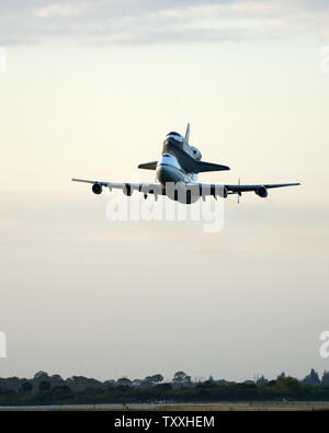 Comme un dernier salut aux hommes et femmes qui ont servi dans la navette de la NASA pour le programme de cours des 30 dernières années, l'orbiteur 'Découverte' et le Boeing 747 Shuttle Carrier Aircraft effectuer un passage à basse altitude au cours de l'Atterrissage au Centre spatial Kennedy, Floride le 17 avril 2012. L'orbiteur et l'avion porteur de la navette a décollé à 7 h 15 et s'envolera vers le nord jusqu'à Washington DC. Après un vol au-delà des monuments de la capitale américaine, la découverte sera effectué à l'aéroport de Dulles, où il sera exposé en permanence au musée Smithsonian's Steven F. Udvar-Hazy Center. .UPI/Joe Marino-B Banque D'Images