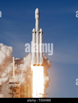 La première SpaceX Falcon Heavy décollera à 15h45 du complexe de lancement historique 39A au Centre spatial Kennedy, Floride le 6 février 2018. Le premier lancement est la stimulation de l'Elon Musk Tesla Roadster dans une mission qui va pousser le véhicule jusqu'à l'orbite de Mars à une manifestation de la fusée. Photo par Joe Marino/Bill Cantrell-UPI Banque D'Images