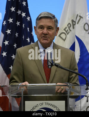 NASA KSC Directeur, Bob Cabana, fait de commentaires avant de nous avoir présenté le ministre des Transports, M., Elaine Chao au Centre spatial Kennedy, Floride le 24 avril 2019. Le Secrétaire est de leurs remarques concernant l'espace commercial de l'industrie et de la façon dont le Ministère entend soutenir ce secteur de l'industrie. .Photo par Joe Marino-Bill Cantrell/UPI Banque D'Images