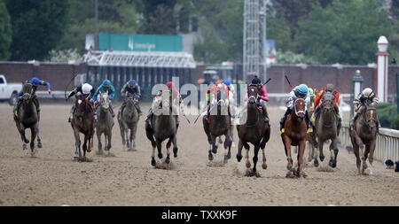 Le domaine de chevaux course vers la ligne d'arrivée au cours de la 144e exécution du Kentucky Oaks le 4 mai 2018 à Churchill Downs à Louisville Kentucky. Photo par Jason Szenes/UPI Banque D'Images