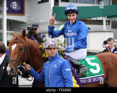 Jockey William Buick célèbre après l'équitation Service à la victoire dans le gazon pour mineurs à la Breeders' Cup 2018 à Churchill Downs à Louisville Kentucky, le 2 novembre 2018. Photo de John Sommers II/UPI Banque D'Images