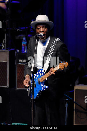 Légende de guitare blues, Buddy Guy fonctionne à la Les Paul et ses amis 90e anniversaire à Universal City, Californie, 7 février 2006. Les Paul n'a pas pu participer à la célébration qu'il était à l'hôpital avec un cas de pneumonie. (Photo d'UPI/Michael Tweed) Banque D'Images