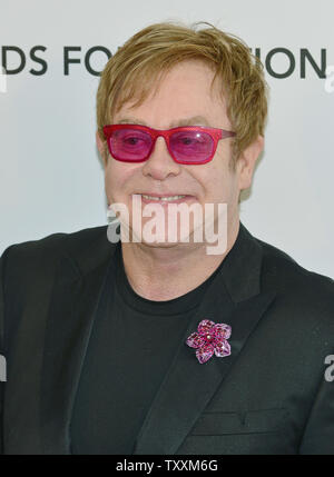 Elton John arrive à son hôte AIDS Foundation Academy Awards Viewing Party à West Hollywood Park à Los Angeles le 24 février 2013. UPI/Chris Chew Banque D'Images