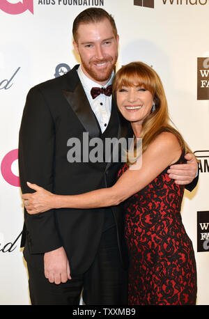 Jane Seymour et son fils Sean M. Flynn arrivent pour l'Elton John AIDS Foundation Academy Awards Viewing Party à West Hollywood Park à Los Angeles le 2 mars 2014. UPI/Christine Chew Banque D'Images
