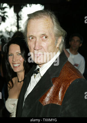 L'acteur David Carradine pose pour des photos à la 22e Soulier d'Awards à Los Angeles le 7 août 2004. Le Golden Boot Awards ont été créés en 1982 pour reconnaître les artistes interprètes ou exécutants, stunt, producteurs et réalisateurs qui ont fait progresser la tradition de l'Ouest sur le cinéma et la télévision. (Photo d'UPI/Francis Specker) Banque D'Images