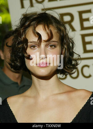 L'actrice Natalie Portman pose pour les photographes à l'Assemblée annuelle de la Hollywood Foreign Press Association (HFPA) Installation Déjeuner à l'hôtel Beverly Hills à Los Angeles, Californie le 11 août 2004. La HFPA annuel décerne le Golden Globe Awards et a présenté plus de 1 millions de dollars en dons financiers aux films d'écoles et d'organismes sans but lucratif durant le déjeuner. (Photo d'UPI/Francis Specker) Banque D'Images