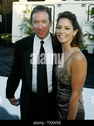 L'acteur Tim Allen, à gauche, et son ami, Jane Hajduk, poser pour les photographes pendant le ROBB Report's Best of Los Angeles, à Santa Monica, CA le 28 août 2004. Robb Report est un magazine qui propose des produits haut de gamme pour ses lecteurs. (Photo d'UPI/Francis Specker) Banque D'Images