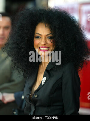 Chanteuse Diana Ross arrive à la première du film '49' de l'échelle, à l'El Capitan Theatre de Los Angeles, le 14 septembre 2004. Le Touchstone Pictures film chronicles Baltimore et les pompiers s'ouvre dans le 1er octobre. (Photo d'UPI/Francis Specker) Banque D'Images