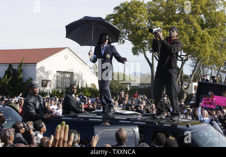 Pop star Michael Jackson au sommet de son SUV de danses qu'il vagues pour fans après avoir quitté le palais de Santa Maria, en Californie le 16 janvier 2004. Jackson a plaidé innocent des accusations d'agression d'enfants pour le vendredi au cours d'une audience au cours de laquelle un juge de Californie a donné l'ancien 'King of Pop' une conférence stern pour montrer jusqu'à la fin et a imposé un bâillon à son équipe juridique de haut niveau. (Photo d'UPI/Jim Ruymen) Banque D'Images
