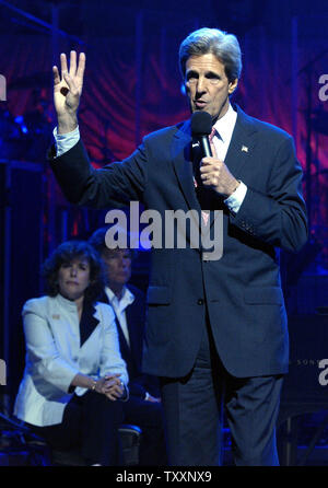 Présomption de candidat à la présidence démocrate, le sénateur américain John Kerry, (à droite) (D-Ma) à la suite d'un des partisans des adresses concert à Disney Concert Hall à Los Angeles, Californie le 24 juin 2004. À la recherche sur est sa femme Teresa Heinz Kerry. (Photo d'UPI/Jim Ruymen) Banque D'Images