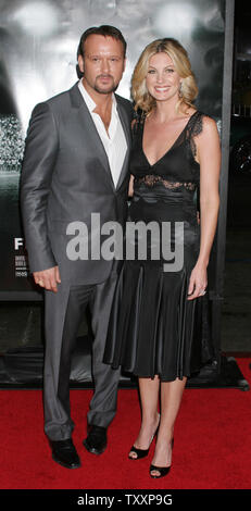 Acteur Tim McGraw, à gauche, et son épouse, la chanteuse Faith Hill, pose pour les photographes à la premire du film, 'Friday Night Lights', au Grauman's Chinese Theatre de Los Angeles, le 6 octobre 2004. L'Universal film sur la saison 1988 de l'équipe de football des Panthers Haut Permien d'Odessa, Texas, s'ouvre aux États-Unis le 8 octobre. (Photo d'UPI/Francis Specker) Banque D'Images