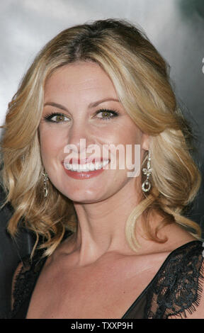 La chanteuse pose pour les photographes à la premire du film, 'Friday Night Lights', au Grauman's Chinese Theatre de Los Angeles, le 6 octobre 2004. L'Universal film sur la saison 1988 de l'équipe de football des Panthers Haut Permien d'Odessa, Texas, s'ouvre aux États-Unis le 8 octobre. (Photo d'UPI/Francis Specker) Banque D'Images