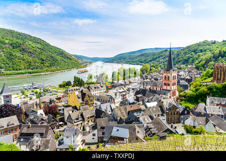 Bacharach am Rhein. Petite ville sur le Rhin moyen supérieur (Mittelrhein). Belle vue panoramique vue aérienne Carte Postale. Rhénanie-palatinat, Allemagne Banque D'Images