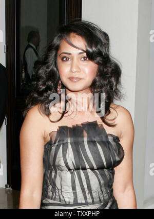 L'actrice britannique Parminder Nagra pose comme elle arrive pour le Festival du film de Hollywood Hollywood Awards 2004 à Los Angeles, 18 octobre 2004 (UPI/Photo Francis Specker) Banque D'Images