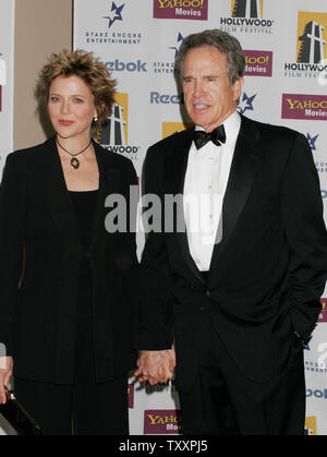 Acteurs Annette Bening, gauche, et son mari, Warren Beatty arrivent pour le Festival du film de Hollywood Hollywood Awards 2004 à Los Angeles, 18 octobre 2004 (UPI/Photo Francis Specker) Banque D'Images