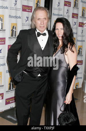 L'acteur David Carradine et petite amie, Annie Bierman , poser qu'ils arrivent pour le Festival du film de Hollywood Hollywood Awards 2004 à Los Angeles, 18 octobre 2004 (UPI/Photo Francis Specker) Banque D'Images