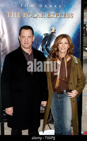 Acteur Tom Hanks, à gauche, et sa femme, Rita Wilson, posent à l'Novembre 7, 2004 Los Angeles première du nouveau film d'animation "Polar Express". Le film, avec Tom Hanks , est basé sur le livre pour enfants du même nom et réalisé par Robert Zemeckis, ouvre aux États-Unis le 10 novembre. (Photo d'UPI/Francis Specker) Banque D'Images