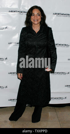 L'actrice Jasmine Guy pose à la 11e Gala annuel pour les enfants de bénéficier d'un lieu appelé Accueil à l'hôtel Beverly Hilton à Beverly Hills, Californie le 28 octobre 2004. A Place Called Home est un programme après l'école pour les jeunes du centre-ville de Los Angeles. (Photo d'UPI/Francis Specker) Banque D'Images