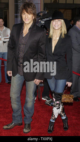 L'actrice Heather Locklear et son mari, le musicien Richie Sambora arrivent pour le 32e Annual American Music Awards, dimanche, Novembre 14, 2004, au Shrine Auditorium à Los Angeles. (Photo d'UPI/Jim Ruymen) Banque D'Images