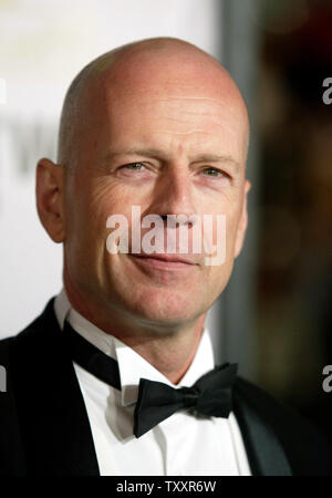 Acteur Bruce Willis arrive au 8 décembre 2004, Los Angeles première du film "Ocean's Twelve" au Grauman's Theatre. La Warner Bros film s'ouvre le 10 décembre. (Photo d'UPI/Francis Specker) Banque D'Images