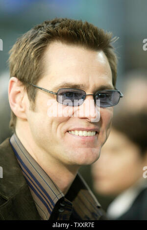 L'acteur Jim Carrey arrive au 12 décembre 2004 Los Angeles première du film ', Lemony Snicket's A Series of Unfortunate Events', à la coupole de Cinerama. Le film s'ouvre le 17 décembre. (Photo d'UPI/Francis Specker) Banque D'Images
