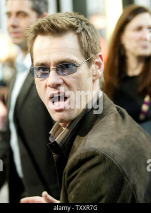 L'acteur Jim Carrey arrive au 12 décembre 2004 Los Angeles première du film ', Lemony Snicket's A Series of Unfortunate Events', à la coupole de Cinerama. Le film s'ouvre le 17 décembre. (Photo d'UPI/Francis Specker) Banque D'Images