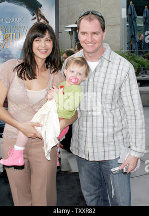 L'actrice Catherine Bell, à gauche, son mari, Adam Beason, et sa fille, arrive au 12 décembre 2004 Los Angeles première du film ', Lemony Snicket's A Series of Unfortunate Events', à la coupole de Cinerama. Le film s'ouvre le 17 décembre. (Photo d'UPI/Francis Specker) Banque D'Images