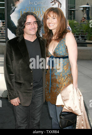 Réalisateur Brad Silberling, gauche, et son épouse, l'actrice Amy Brenneman arrive au 12 décembre 2004 Los Angeles première du film ', Lemony Snicket's A Series of Unfortunate Events', à la coupole de Cinerama. Le film s'ouvre le 17 décembre. (Photo d'UPI/Francis Specker) Banque D'Images