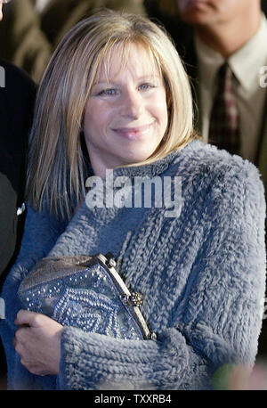 L'actrice Barbara Streisand arrive au 16 décembre 2004, Los Angeles première du film, ' Rencontrez le Fockers'. (Photo d'UPI/Francis Specker) Banque D'Images