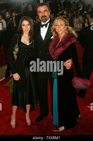 Tom Selleck (centre), sa fille Hannah et épouse Jillie Mack arrivant à la 31e People's Choice Awards, à Pasadena, Californie, 9 janvier 2005. (Photo d'UPI/Rafael Lanus) Banque D'Images