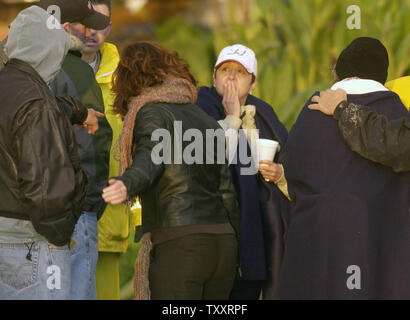 Attendent les résidents mot sur des êtres chers le 11 janvier 2005, à la suite d'un glissement de terrain massif hier La Conchita, en Californie. Un mur de boue pool dans le petit village le 10 janvier l'enfouissement plus de 15 maisons et tuant au moins quatre personnes. Pas moins de 20 personnes sont portées disparues. (Photo d'UPI/Jim Ruymen) Banque D'Images