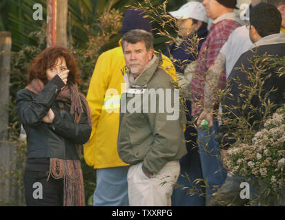 Attendent les résidents mot sur des êtres chers le 11 janvier 2005, à la suite d'un glissement de terrain massif hier La Conchita, en Californie. Un mur de boue pool dans le petit village le 10 janvier l'enfouissement plus de 15 maisons et tuant au moins quatre personnes. Pas moins de 20 personnes sont portées disparues. (Photo d'UPI/Jim Ruymen) Banque D'Images