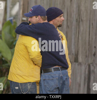 Attendent les résidents mot sur des êtres chers le 11 janvier 2005, à la suite d'un glissement de terrain massif hier La Conchita, en Californie. Un mur de boue pool dans le petit village le 10 janvier l'enfouissement plus de 15 maisons et tuant au moins quatre personnes. Pas moins de 20 personnes sont portées disparues. (Photo d'UPI/Jim Ruymen) Banque D'Images