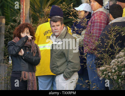 Attendent les résidents mot sur des êtres chers le 11 janvier 2005, à la suite d'un glissement de terrain massif hier La Conchita, en Californie. Un mur de boue pool dans le petit village le 10 janvier l'enfouissement plus de 15 maisons et tuant au moins quatre personnes. Pas moins de 20 personnes sont portées disparues. (Photo d'UPI/Jim Ruymen) Banque D'Images
